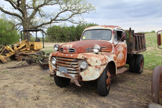 FORD F-6 GRAVEL TRUCK, SINGLE AXLE, 8' BOX, HOIST