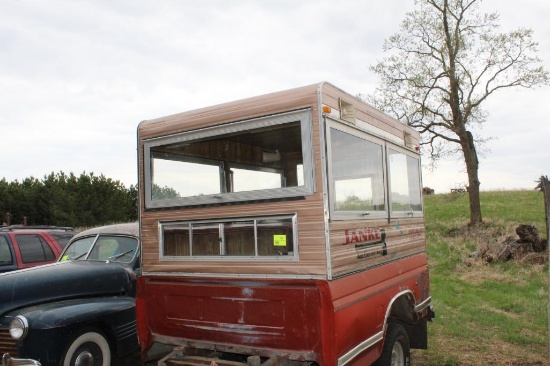 8' PICKUP AUCTION TOPPER, OLDER STYLE BOX, FLIP OUT WINDOWS, TRAILER NOT INCLUDED
