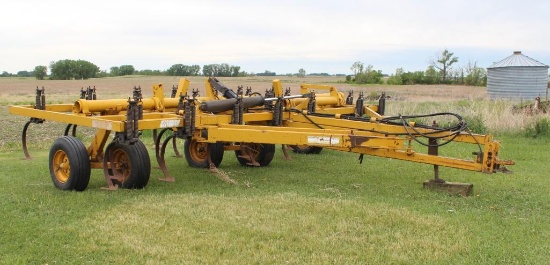 APPROX 18 1/2' EZEE-ON FIELD CULT, WALKING TANDEM ON MAIN FRAME AND WING, SINGLE SIDE FOLD