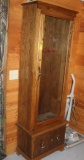 SINGLE GLASS DOOR OAK GUN CABINET, APPROX. 22