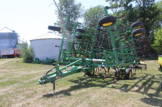 2009 JD 2210 30.5' Field Cult, (61) 200# Shanks, 7" PremaLoc Shovels, (2) Front Gauge Wheels,