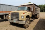 *** 1977 INTL TANDEM GRAIN TRUCK, 5+2 TRANS, ROLL TARP, GAS ENGINE, 20' BOX & HOIST,