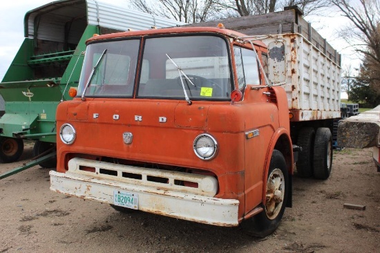 ***Ford 750 Cabover Truck, 5 Speed, Single Axle, 15' Steel Box and Hoist, for Parts or Repair,