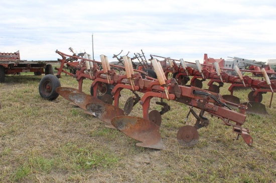 IH 720 4-16'S AUTO RESET PLOW, 4 COULTERS