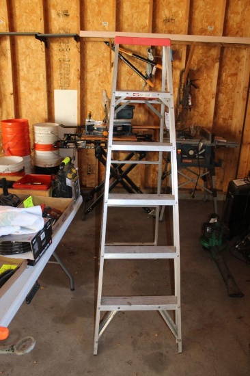 ALUMINUM 6' STEP LADDER, 200 LB MAX LOAD