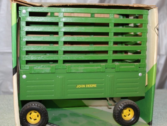 1/16 JOHN DEERE BALE THROW WAGON, NEW IN BOX, TOY AND BOX NEED CLEANING