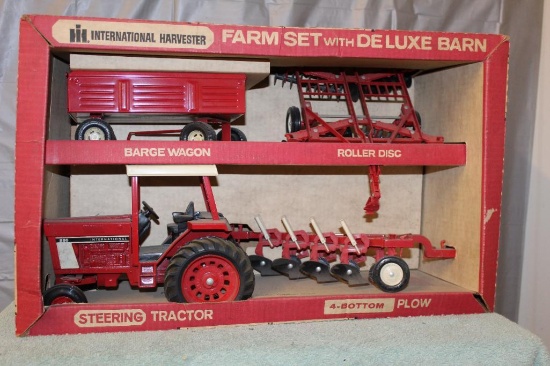 1/16 IH 886, FARM SET WITH DELUXE BARN, NEW IN PACKAGE, BARN HAS WEAR, TOYS NEED CLEANING