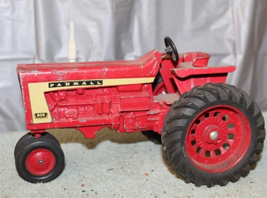 1/16 FARMALL 806, NF, SINGLES, HITCH HAS BEEN MODIFIED, PAINT CHIPS, NO BOX