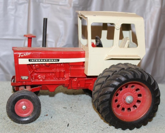 1/16 IH 1256, WHITE CAB, DUALS, REPAINTED, HITCH IS BROKEN, NO BOX