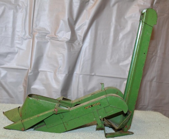 1/16 JOHN DEERE 2 ROW MOUNTED CORN PICKER, PAINT CHIPS, NO BOX