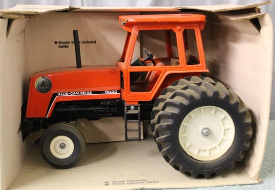 1/16 ALLIS-CHALMERS 8030, 2WD, DUALS, 1982 COLLECTOR'S EDITION, BOX AND TOY NEED CLEANING