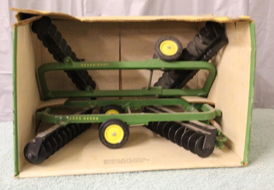 1/16 JOHN DEERE 220 POWER-FLEX DISK IN YELLOW TOP BOX, BLACK GANGS, BOX AND TOY NEED CLEANING