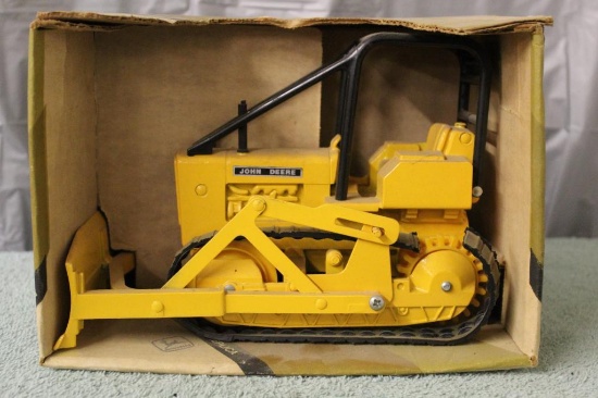 1/16 JOHN DEERE CRAWLER DOZER, TRACK IS CRACKED, BOX AND TOY NEED CLEANING