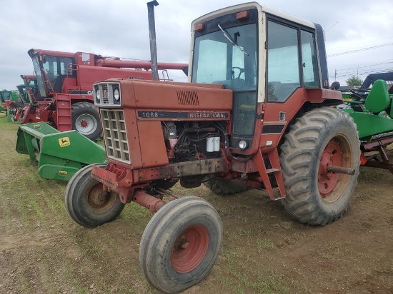 IH 1086 Tractor