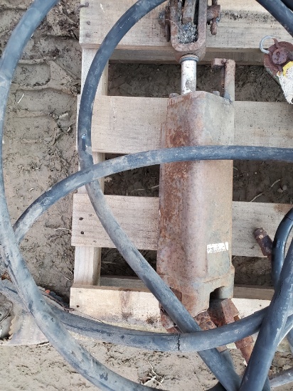 John Deere Black Hydraulic Cylinder