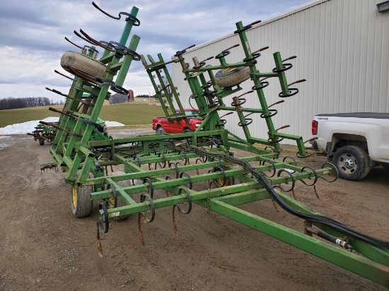 John Deere 960  26' Hydraulic Wing Fold Field Cultivator