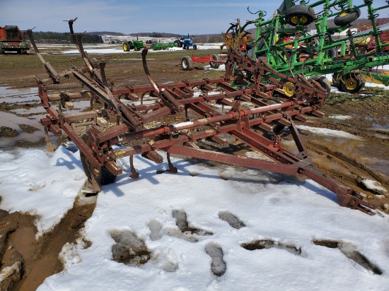 International 17' Vibrashank Pull Type Field Cultivator