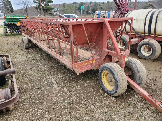 Pequea 525  25' Feeder Wagon