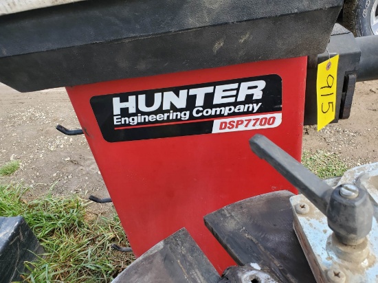 Hunter DSP7700 Tire Balancer With Adapters