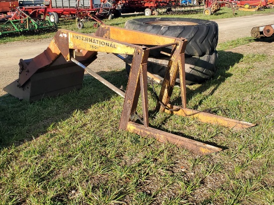 International 1501 Front End Loader With Trip Bucket