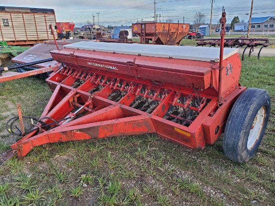 International 510   21 Hole Grain Drill