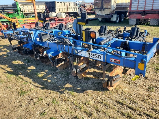 Case IH/DMI 8 Row Hydraulic Fold Model 3250 Nutri Placer Strip Till Unit