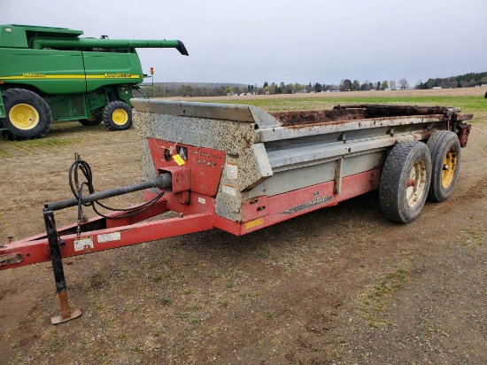 New Idea 3732 Manure Spreader With Tandem Axle, Hydraulic Endgate