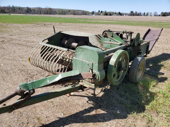 John Deere 24T Baler With Slide Chute