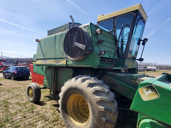 John Deere 4420  2WD Combine