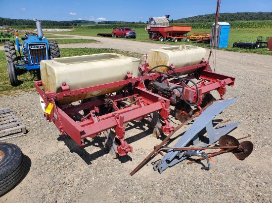 International 56  4X30 Planter With Dry Fertilizer