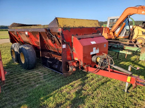 New Holland 3110 Tandem Axle Manure Spreader