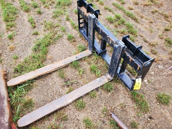 Titan Skid Steer 42" Adjustable Pallet Forks