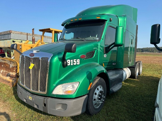 2015 Peterbilt 579 Tandem Axle Sleeper Tractor