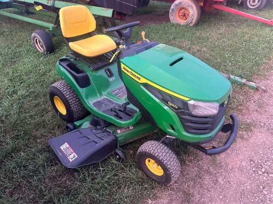 John Deere S140 Lawn Tractor
