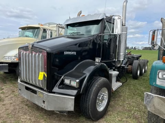 2005 Kenworth T-800 Tri-Axle Roll Off Truck