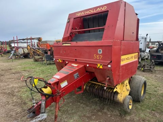 New Holland 650 Round Baler