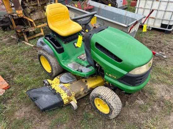 John Deere LA175 Lawn Tractor