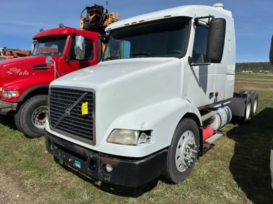 2006 Volvo Tandem Axle Sleeper Truck
