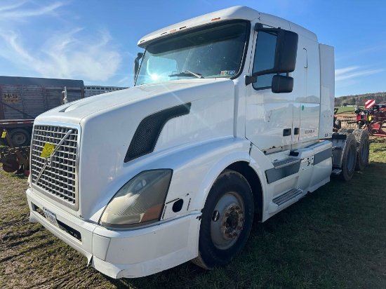 2003 Volvo Tandem Axle Sleeper Truck