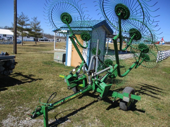 330 - JOHN DEERE 702 V RAKE
