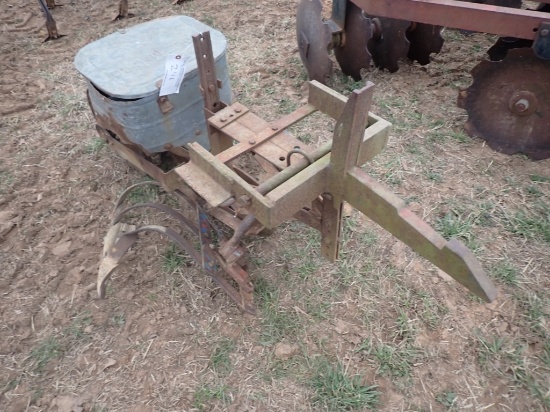 One Point Cole Planter With Two Scratchers