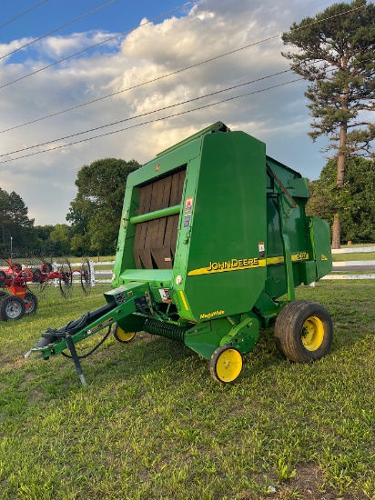 John Deere 567 Mega Wide Round Baler
