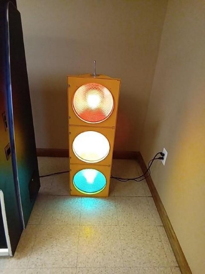 TRAFFIC LIGHT - 22% BUYER'S PREMIUM