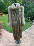 Beautiful, TOP QUALITY, Muskrat , fur coat with Ranch Fox trim ! Like New, taxidermy Decor