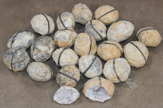 (20) QUARTZ CRYSTAL Geodes (ONE$)