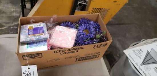 BOX OF NAPKINS AND RINGS