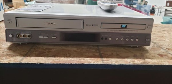 TOSHIBA VHS/DVD PLAYER
