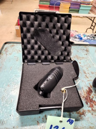 AKG D3600 MICROPHONE IN CASE