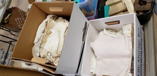 LOT OF TABLE COVERS AND NAPKINS