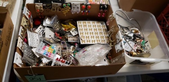 LOT OF FASHION JEWELRY